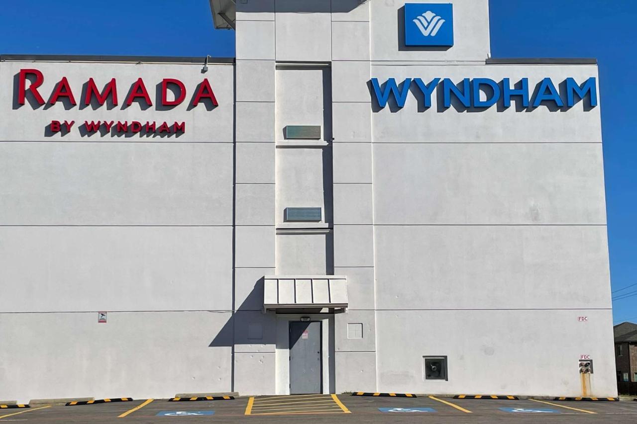 Ramada By Wyndham Dfw Airport Hotel Irving Bagian luar foto