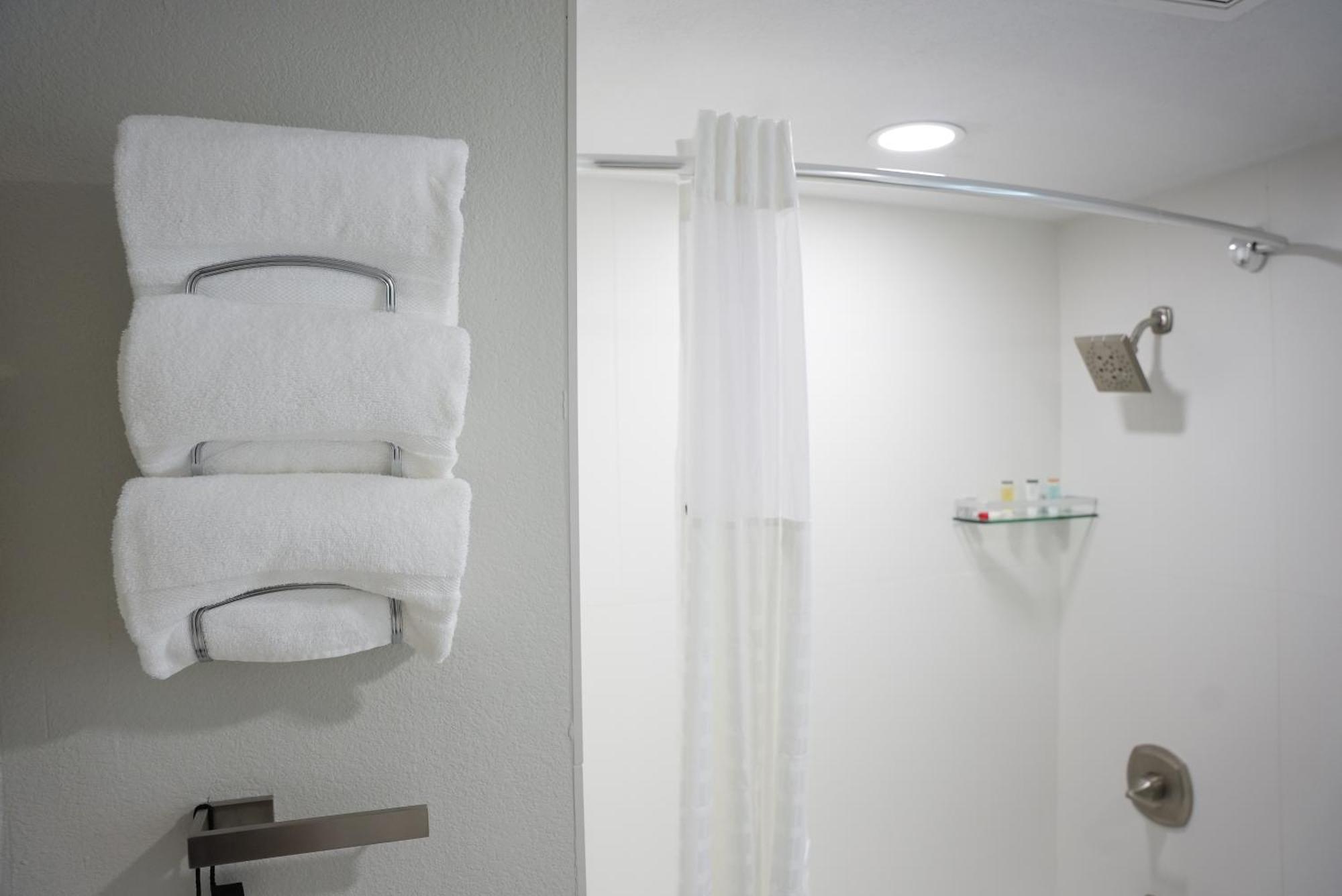 Ramada By Wyndham Dfw Airport Hotel Irving Bagian luar foto