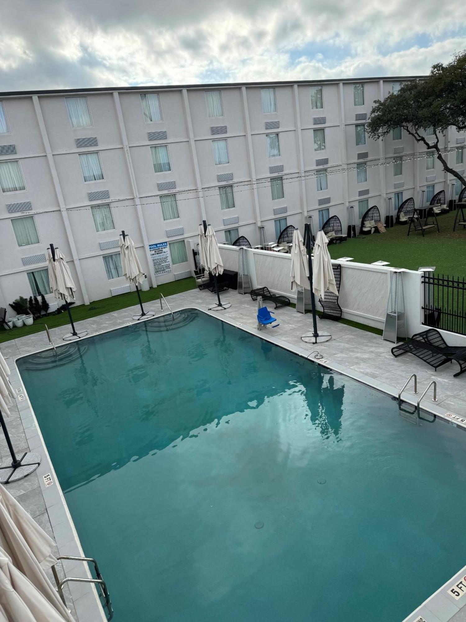 Ramada By Wyndham Dfw Airport Hotel Irving Bagian luar foto