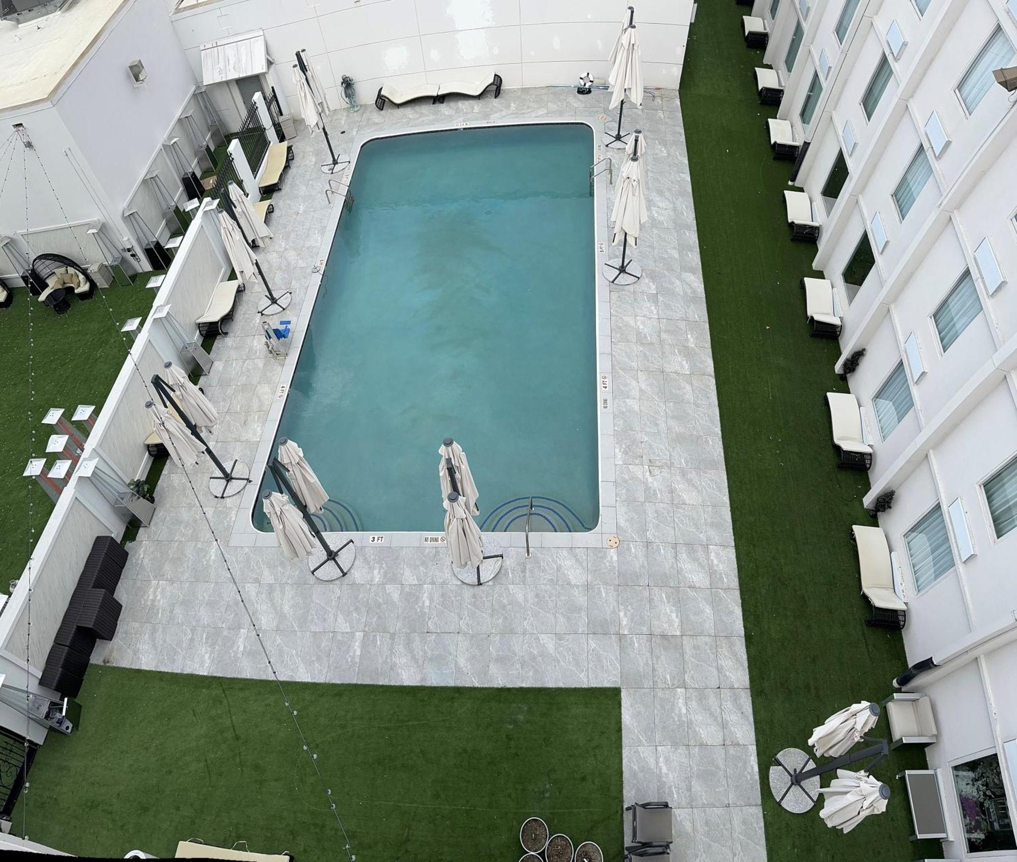 Ramada By Wyndham Dfw Airport Hotel Irving Bagian luar foto