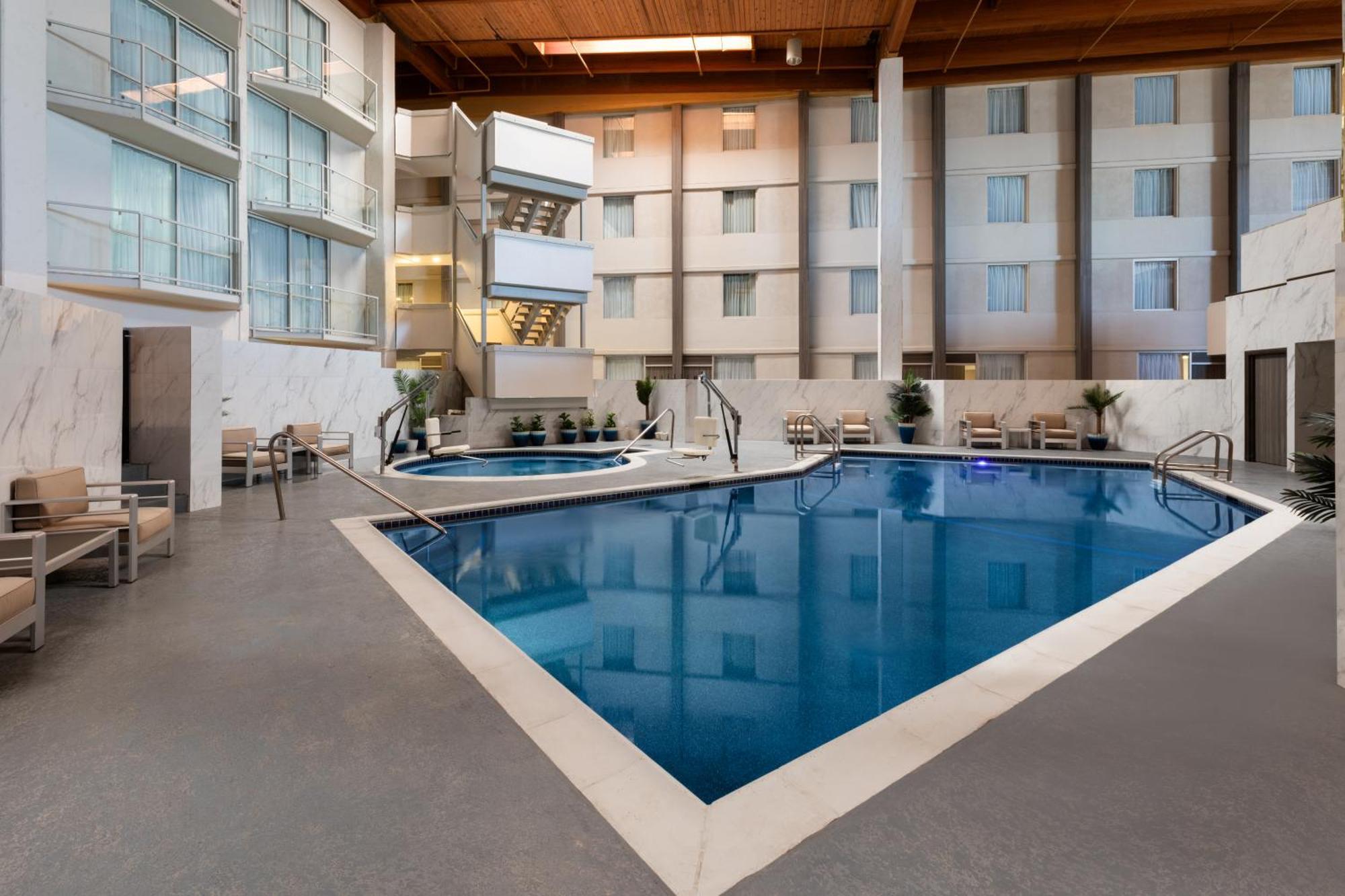 Ramada By Wyndham Dfw Airport Hotel Irving Bagian luar foto